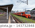 有田駅のホームに停車する特急「みどり・ハウステンボス」号と松浦鉄道西九州線の列車 143732848