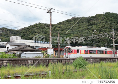 有田駅を出発する松浦鉄道西九州線の列車 有田駅を出発する松浦鉄道西九州線の列車 143732850