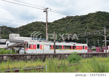 有田駅を出発する松浦鉄道西九州線の列車 143732851