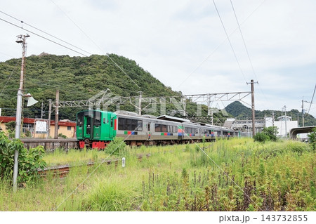 有田駅のホームに停車する特急みどり号 有田駅のホームに停車する特急みどり号 143732855