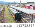 有田駅のホームに停車するJR九州YC1系気動車 143732857