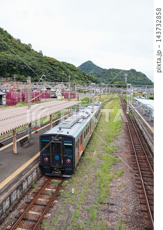 有田駅を出発するJR九州YC1系気動車 有田駅を出発するJR九州YC1系気動車 143732858