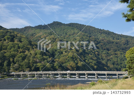 大堰川から渡月橋と嵐山の山並みを望む9 143732993