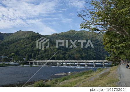 大堰川から渡月橋と嵐山の山並みを望む10 大堰川から渡月橋と嵐山の山並みを望む10 143732994