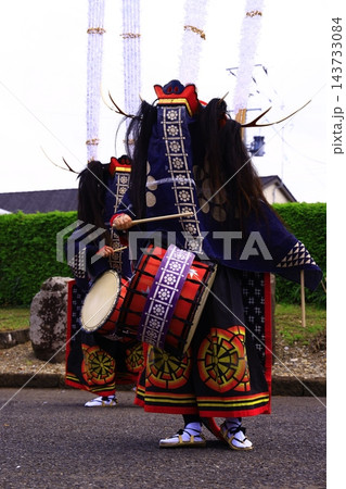 神楽の国のお祭りで、神楽をとる 143733084