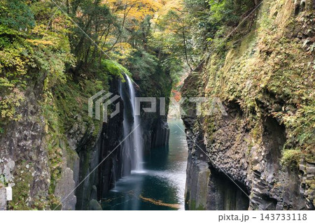 宮崎県高千穂町の景勝地・高千穂峡 鮮やかな秋の紅葉と柱状節理を流れ落ちる真名井の滝の絶景 宮崎県高千穂町の景勝地・高千穂峡 鮮やかな秋の紅葉と柱状節理を流れ落ちる真名井の滝の絶景 143733118