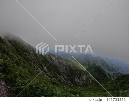 鳥取県の日本百名山・伯耆大山でユートピア避難小屋やP1636から天狗ヶ峰・弥山・剣ヶ峰を見渡す山岳絶 143733351