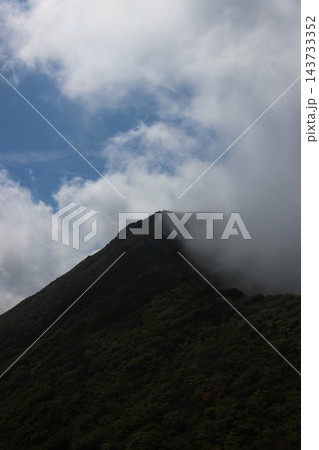 鳥取県の日本百名山・伯耆大山でユートピア避難小屋やP1636から天狗ヶ峰・弥山・剣ヶ峰を見渡す山岳絶 鳥取県の日本百名山・伯耆大山でユートピア避難小屋やP1636から天狗ヶ峰・弥山・剣ヶ峰を見渡す山岳絶 143733352
