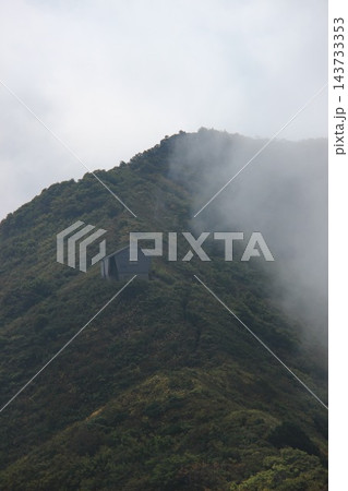 鳥取県の日本百名山・伯耆大山でユートピア避難小屋やP1636から天狗ヶ峰・弥山・剣ヶ峰を見渡す山岳絶 143733353