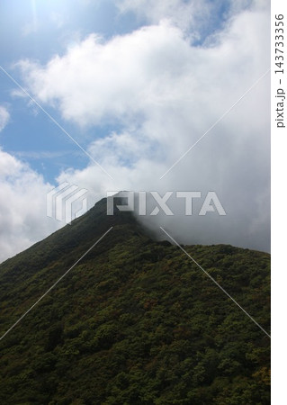 鳥取県の日本百名山・伯耆大山でユートピア避難小屋やP1636から天狗ヶ峰・弥山・剣ヶ峰を見渡す山岳絶 143733356