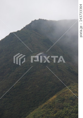 鳥取県の日本百名山・伯耆大山でユートピア避難小屋やP1636から天狗ヶ峰・弥山・剣ヶ峰を見渡す山岳絶 143733364
