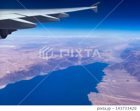 ドバイーヴェネチアのエミレーツ航空機内より眺めるアカバ湾 143733420