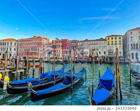 イタリア・ヴェネチアの運河 143733649