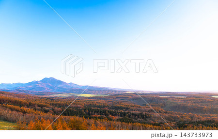 晩秋の北海道中標津町開陽台から見た紅葉した武佐岳の雄大な風景 晩秋の北海道中標津町開陽台から見た紅葉した武佐岳の雄大な風景 143733973