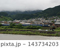 雨上がりの土手を走る大井川鐡道 雨上がりの土手を走る大井川鐡道 143734203