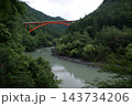 渓谷に架かる赤い橋 渓谷に架かる赤い橋 143734206
