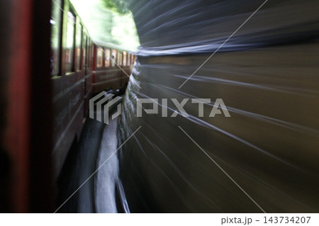 トンネルを抜ける車窓 143734207