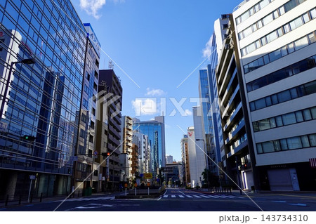 土佐堀1東交差点の西向きの風景　大阪府大阪市西区 143734310