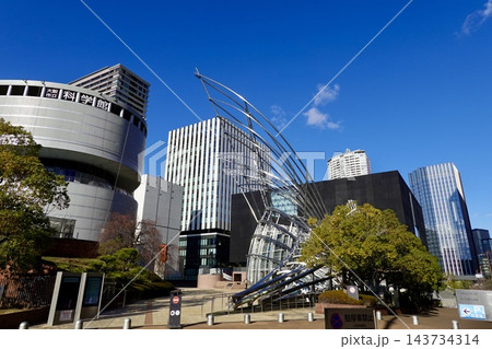 筑前橋北詰交差点から大阪市立科学館と国立国際美術館と大阪中之島美術館を見た風景　大阪府大阪市北区 143734314