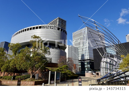 筑前橋北詰交差点から大阪市立科学館と国立国際美術館と大阪中之島美術館を見た風景　大阪府大阪市北区 143734315