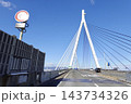 阪神高速5号湾岸線(神戸方面行)の天保山大橋の白い橋脚が見える風景　大阪府大阪市港区 143734326