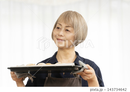 手作りパンを楽しむシニア女性 143734642