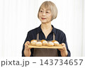 手作りパンを楽しむシニア女性 143734657