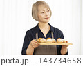 手作りパンを楽しむシニア女性 143734658
