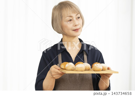 手作りパンを楽しむシニア女性 143734658