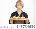 手作りパンを楽しむシニア女性 143734659
