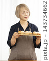 手作りパンを楽しむシニア女性 143734662
