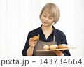 手作りパンを楽しむシニア女性 143734664