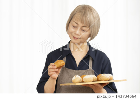 手作りパンを楽しむシニア女性 143734664