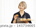 手作りパンを楽しむシニア女性 143734665