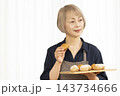 手作りパンを楽しむシニア女性 143734666