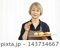 手作りパンを楽しむシニア女性 143734667