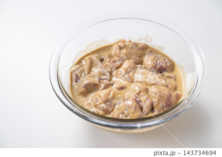鶏肉を唐揚げ粉に漬け込む 鶏肉を唐揚げ粉に漬け込む 143734694