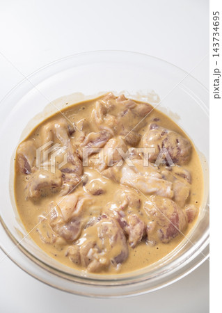 鶏肉を唐揚げ粉に漬け込む 鶏肉を唐揚げ粉に漬け込む 143734695
