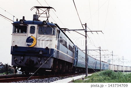 東北本線栗橋～東鷲宮間を走行するEF65形1104号機牽引の臨時特急「カートレイン北海道」 143734709