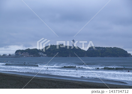 湘南鵠沼海岸 曇りの日の江の島 湘南鵠沼海岸 曇りの日の江の島 143734712