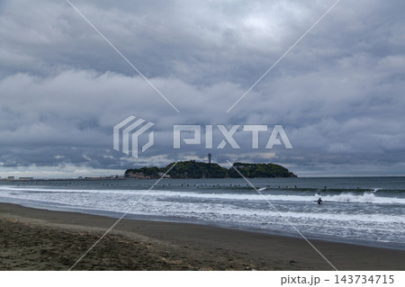湘南鵠沼海岸 曇天の空と江の島 湘南鵠沼海岸 曇天の空と江の島 143734715