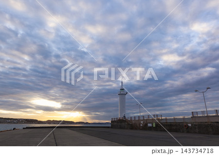 江の島湘南港灯台と朝焼け空 143734718