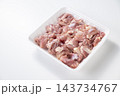 プラスチックトレーに入った鶏肉 143734767