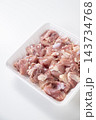 プラスチックトレーに入った鶏肉 143734768