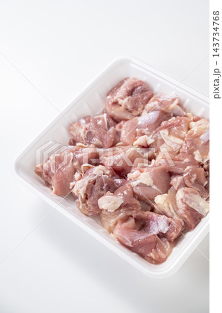 プラスチックトレーに入った鶏肉 プラスチックトレーに入った鶏肉 143734768