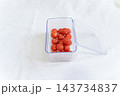 透明な保存容器に入った新鮮なミニトマト 143734837