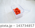 透明な保存容器に入った新鮮なミニトマトのアップ 143734857