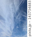 快晴の青空と風に流れる美しい雲 143734883