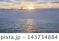 夕暮れ時の静かな海と黄金色のサンセット 143734884