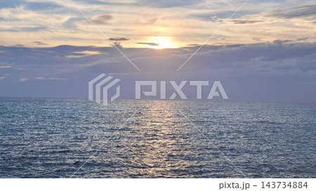 夕暮れ時の静かな海と黄金色のサンセット 夕暮れ時の静かな海と黄金色のサンセット 143734884